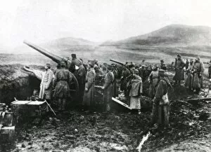 Images Dated 2nd December 2011: Serbian gunners on battlefield, WW1