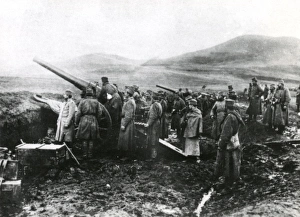 Images Dated 2nd December 2011: Serbian gunners on battlefield, WW1