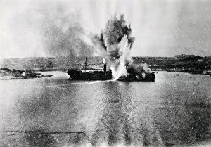 Images Dated 22nd November 2011: Ship struck by torpedo, Salonika, WW1