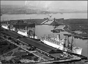 Harbours Collection: Ships at Tilbury Docks