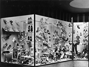 Images Dated 17th May 2018: SHOE SHOP WINDOW 1960S