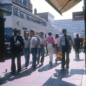 Images Dated 10th June 2019: Shoppers in Broad Street, Reading, Berkshire