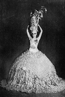 A showgirl (Lotte Ziesemer) in The Living Flowerbed