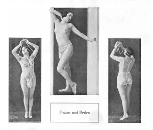 Showgirls in pearls in James Kleins Zieh Dich Aus (Undress Yourself), Komische Oper