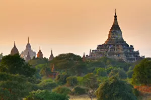 Images Dated 2nd February 2016: Shwesandaw Pagoda at sunset, Plain of Bagan, Myanmar