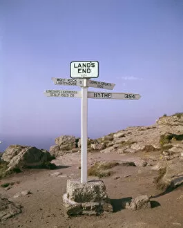 Images Dated 16th November 2016: Signpost at Lands End, Cornwall