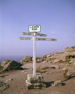 Images Dated 16th November 2016: Signpost at Lands End, Cornwall