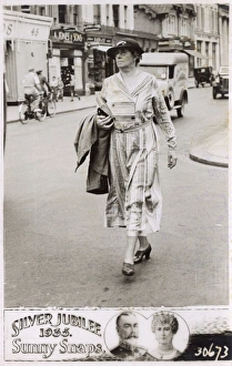 Images Dated 26th February 2016: Silver Jubilee 1935 - Sunny Snaps