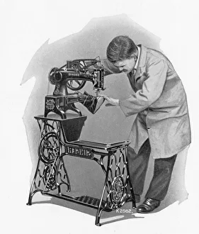 Images Dated 12th April 2016: Singer Sewing Machine - Shoe Repairers Machine