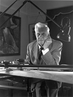 Wallis Gallery: Sir Barnes Wallis HonFRAeS at his drawing board