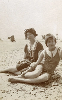 Images Dated 10th February 2017: Two sisters on the beach, Southwold, Suffolk