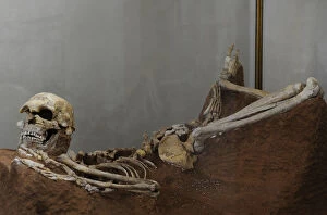 Images Dated 6th January 2014: Skeleton of Man. Skhull Cave (Me arat Hagedi). Middle Paleol
