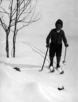 Images Dated 31st August 2011: SKIING BOY
