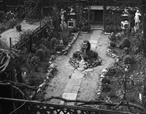 Images Dated 13th May 2011: Small Cottage Garden