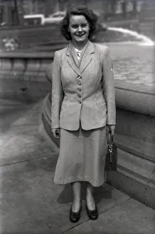 Images Dated 7th January 2020: Smartly-dressed lady by fountain pool, Trafalgar Square
