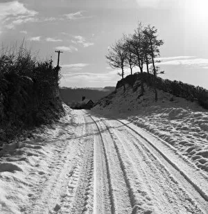 Images Dated 4th December 2009: A snow-covered country lane