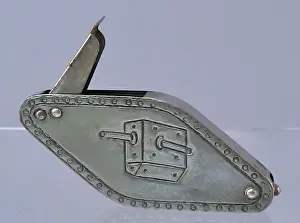 Snuff Prints: Snuff box in the shape of a WW1 tank