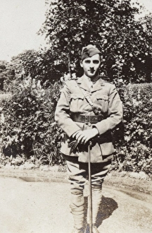 Images Dated 10th February 2017: Soldier in a garden, WW1