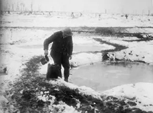 Images Dated 22nd May 2014: Soldier in the snow on the Western Front, WW1