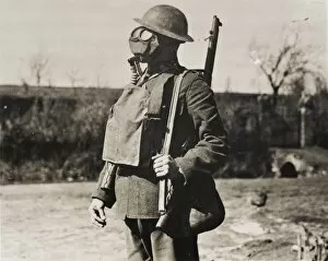 WWI Soldiers Gallery: Soldier wearing gas mask, 1918