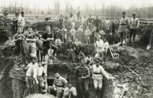 Images Dated 12th April 2012: Soldiers digging trenches in France