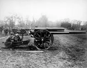 Soldiers with field gun, WW1
