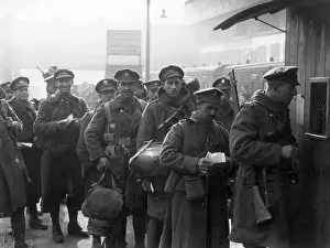Soldiers on leave changing their money, WW1