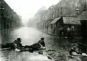 Roadway Collection: Soldiers lie in road, Sidney Street Siege, London