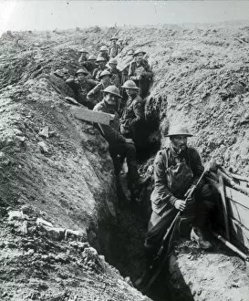 WWI Soldiers Gallery: Soldiers in trench with fixed bayonets
