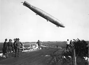 Descends Prints: US soldiers watch as the R34 descends steeply at Mineola