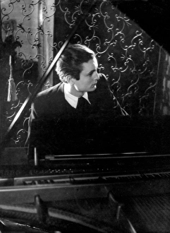 Sombre Pianist