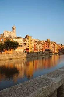 Images Dated 13th August 2007: Spain. Catalonia. Gerona. Houses on the Onyar River