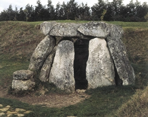 Euzkadi Collection: Spain. Eguilaz. Aizkomendi Dolmen