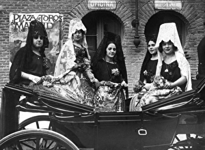 Images Dated 1st September 2011: Spanish Women