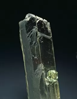 Aerinite Gallery: Spodumene crystal and cut stone