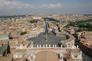 Images Dated 13th August 2005: St Peters square at the Vatican. Built by Gian Lorenzo Ber