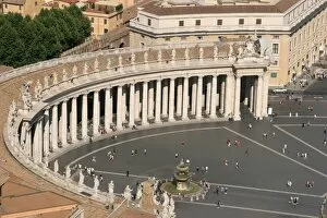 Colonnade Collection: St Peters square at the Vatican. Built by Gian Lorenzo Ber