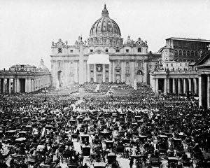 Piazza Gallery: St Peters Square, Vatican, Rome, Italy