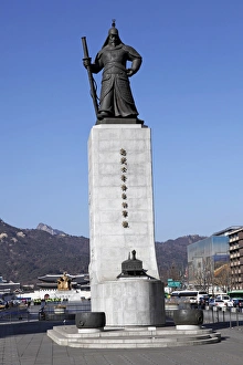 Images Dated 8th February 2012: Statue of Admiral Yi Sun-sin in Seoul, South Korea