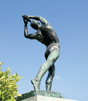Images Dated 22nd August 2005: Statue of Discobolus in front the Panathenaic Stadium (Kalli