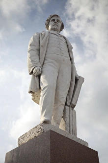 Munro Gallery: Statue of Herbert Ingram