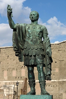 Images Dated 7th October 2008: Statue of Julius Caesar, Rome, Italy