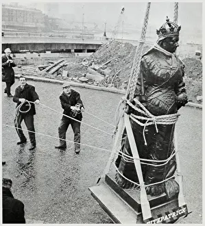 Hauling Prints: Statue of Queen Victoria re-located - Blackfriars Bridge