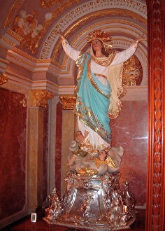 Lavish Gallery: Statue of Virgin Mary