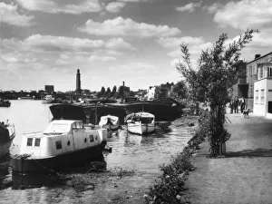 Images Dated 25th March 2011: Strand-On-The-Green
