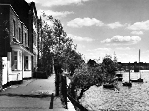 Images Dated 22nd March 2011: Strand-On-The-Green