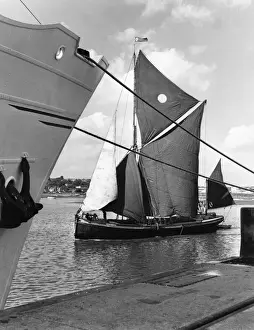 Sails Prints: A striking view of the coastal sailing barge Spinaway C