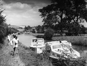 Images Dated 29th July 2011: Students on Canal