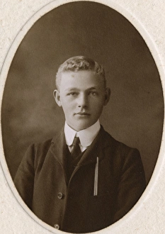 Images Dated 10th February 2017: Studio photo of an Edwardian boy in his Sunday best