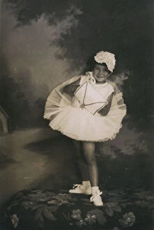 Images Dated 31st March 2017: Studio portrait, little girl in ballerina costume
